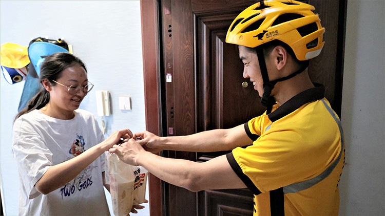 为什么年轻人都不干装修了，网友：送外卖一个月七八千，凭啥要去