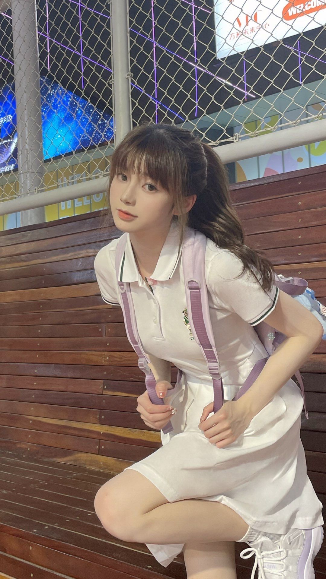 每个男孩子都应该有一个女朋友，如果你没有，那我就是