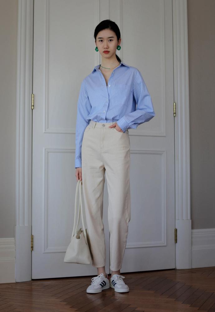 白衬衣在秋冬要怎么穿才时髦呢,宽松垂直感白衬衣怎么穿出高级感