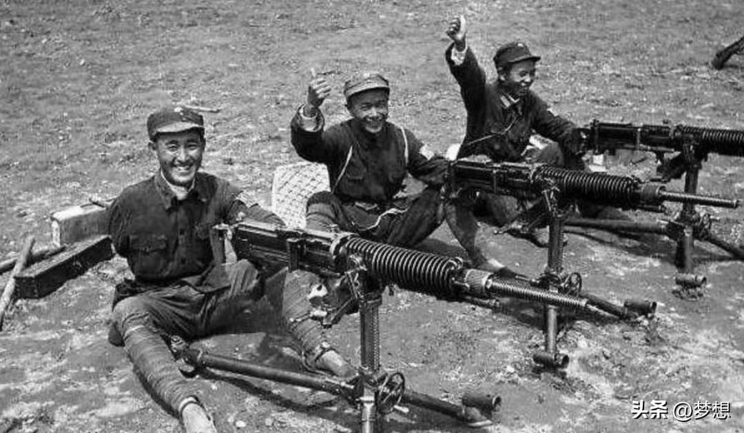 高清老照片：旗人格格大腿岔开豪放洗衣，地主三妻四妾不输女明星