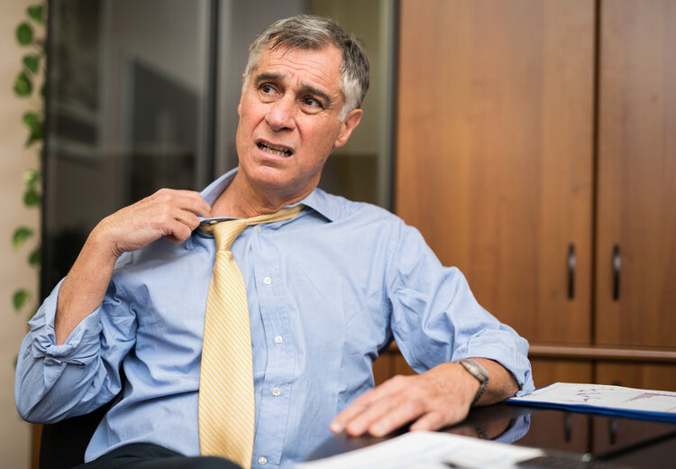 身体爱出汗和不爱出汗哪个身体好,经常动不动就出汗的人是怎么回事