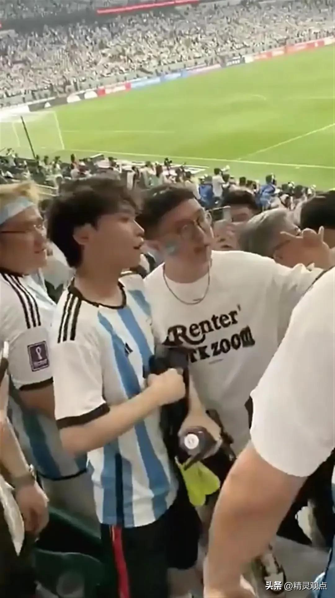 球迷冲入球场拥抱梅西被行拘点评,冲进球场拥抱梅西的道歉视频