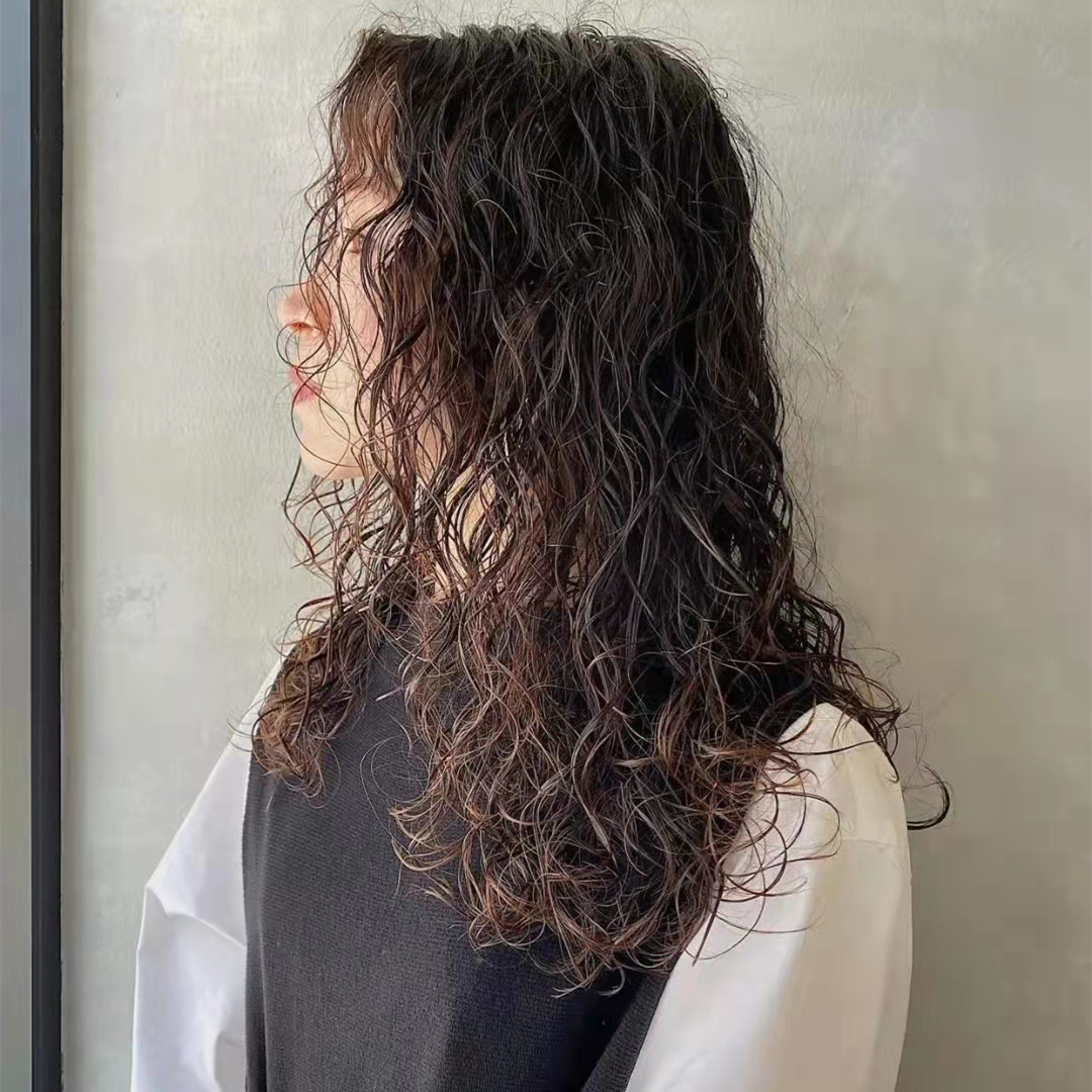 头发烫得太卷了怎样可以自然一点,头发烫太卷了显老怎么补救