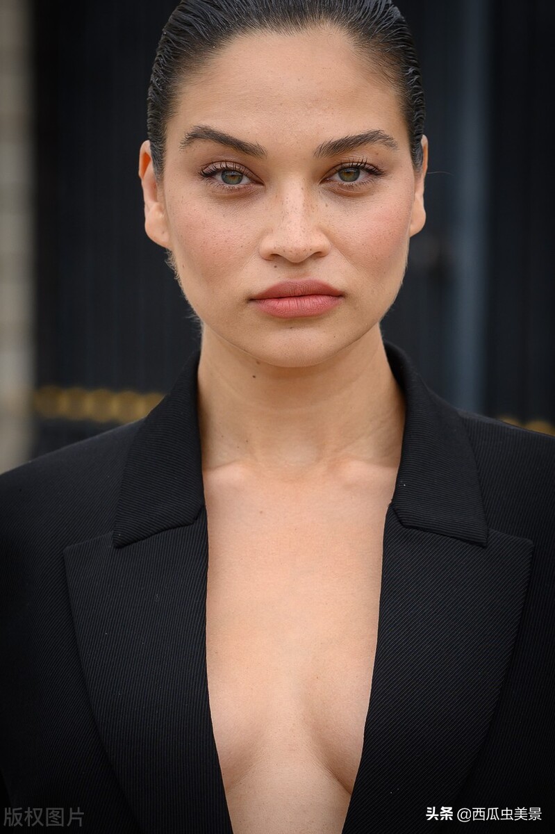 纪梵希设计的服装模特走秀,意大利超模纪梵希秋冬时装周