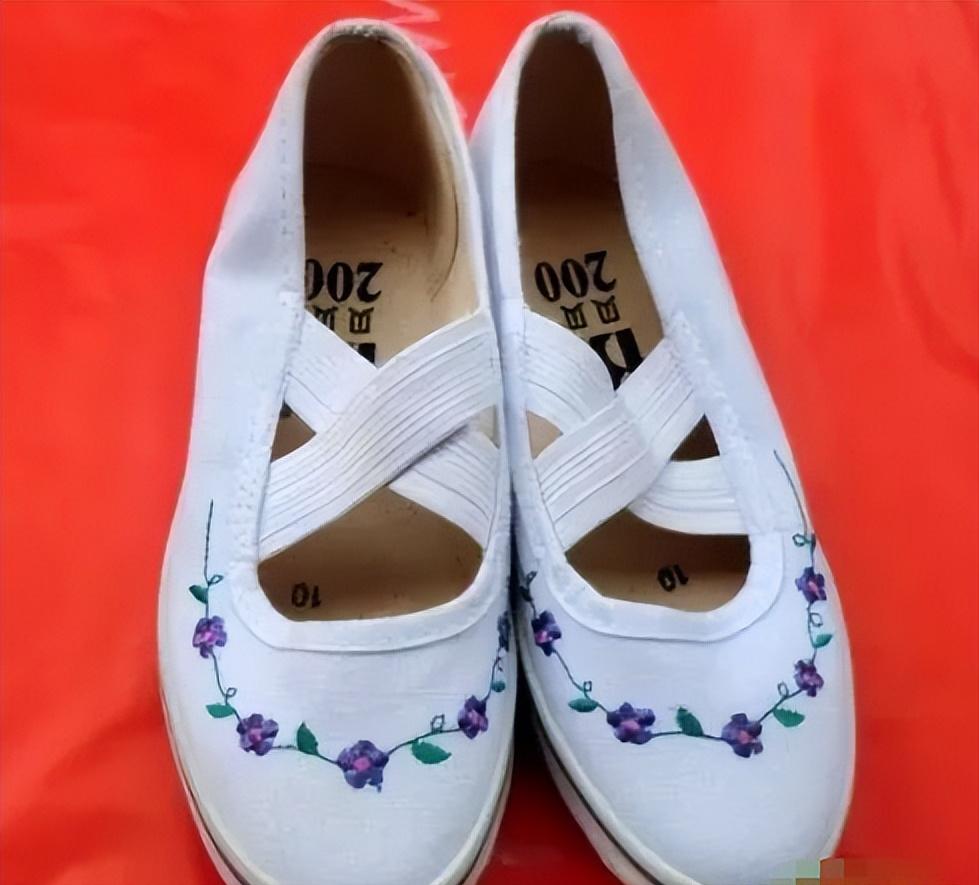 七八十年代供销社里的打酱油、雪花膏、搪瓷缸子，全是当年的味道