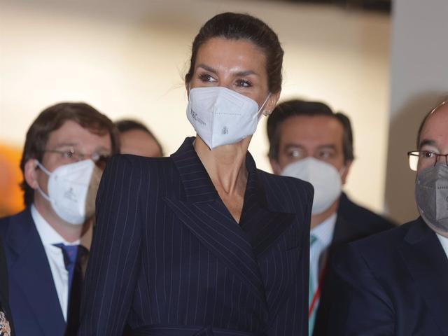 西班牙王后穿什么颜色的衣服好看,西班牙王后穿时尚大衣真拉风