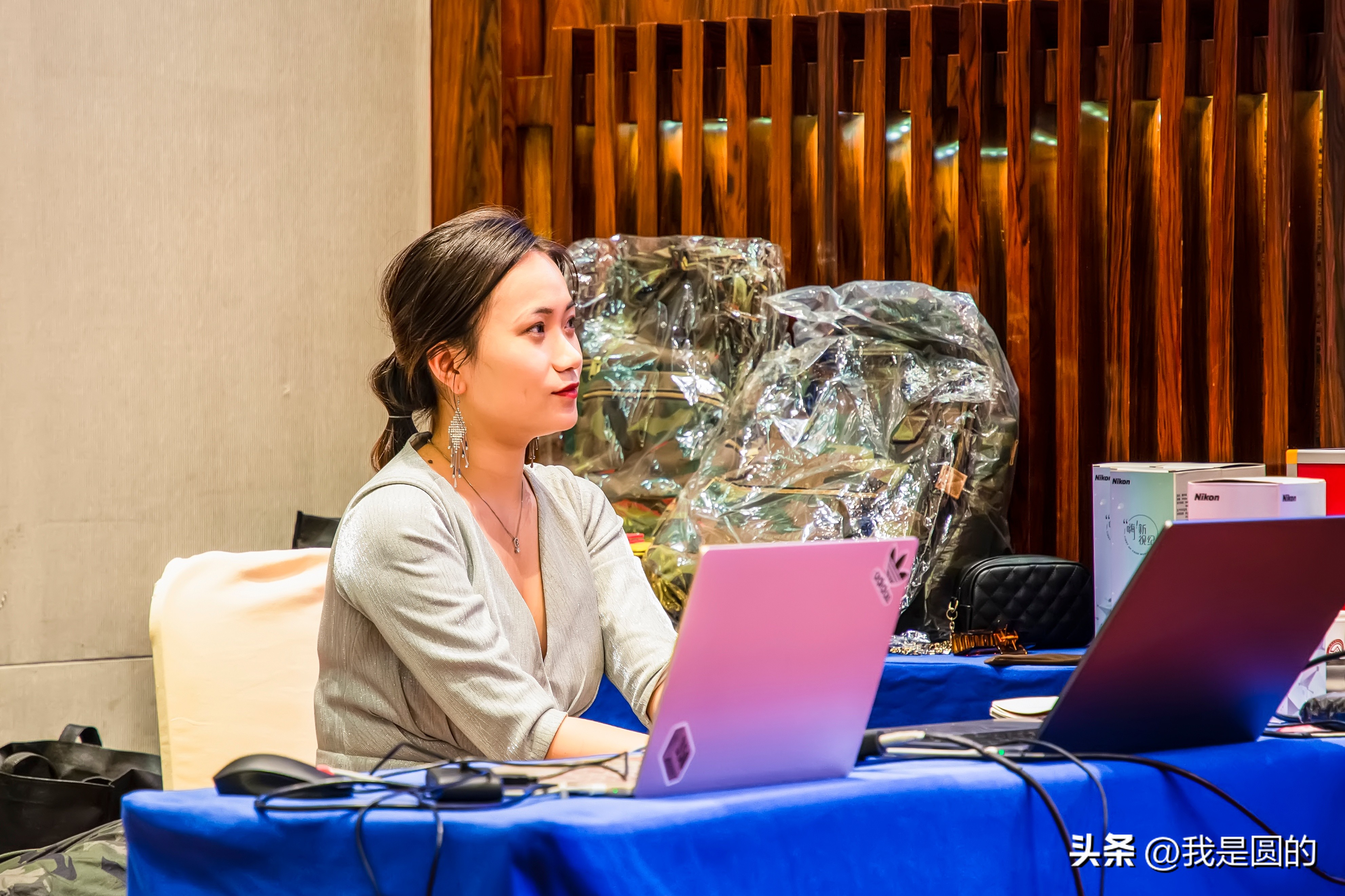 主持途中的主持人（原创摄影+随笔300字）