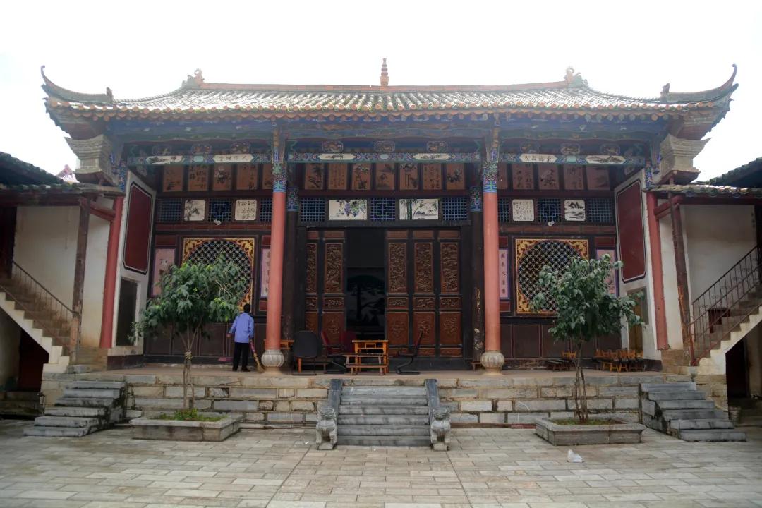 易门这家祖祠雕梁画栋，是一座四合五天井院落