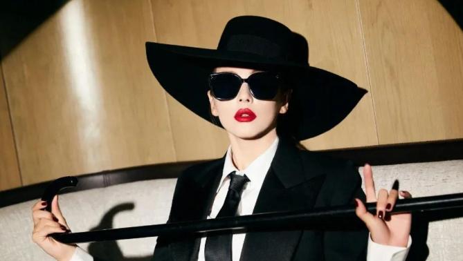 因为肩塌而红毯翻车的女明星,各个女星的红毯穿衣事故