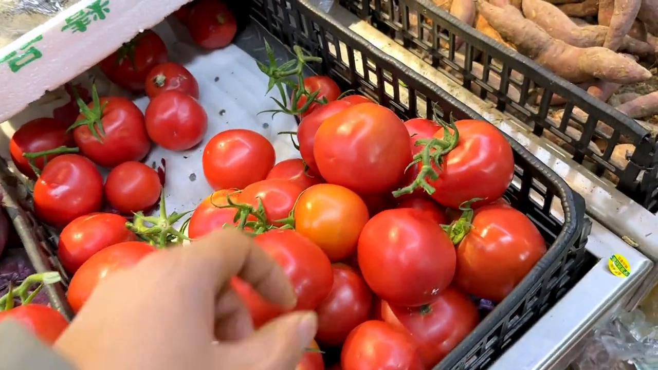 工资8000一家五口每个月开销6000,收入八千一家四口每月能存多少