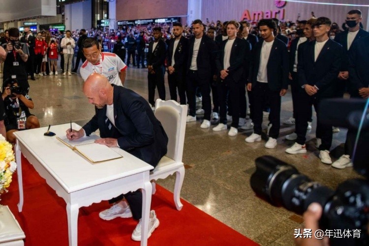 曼联列队站,曼联列队迎接冠军