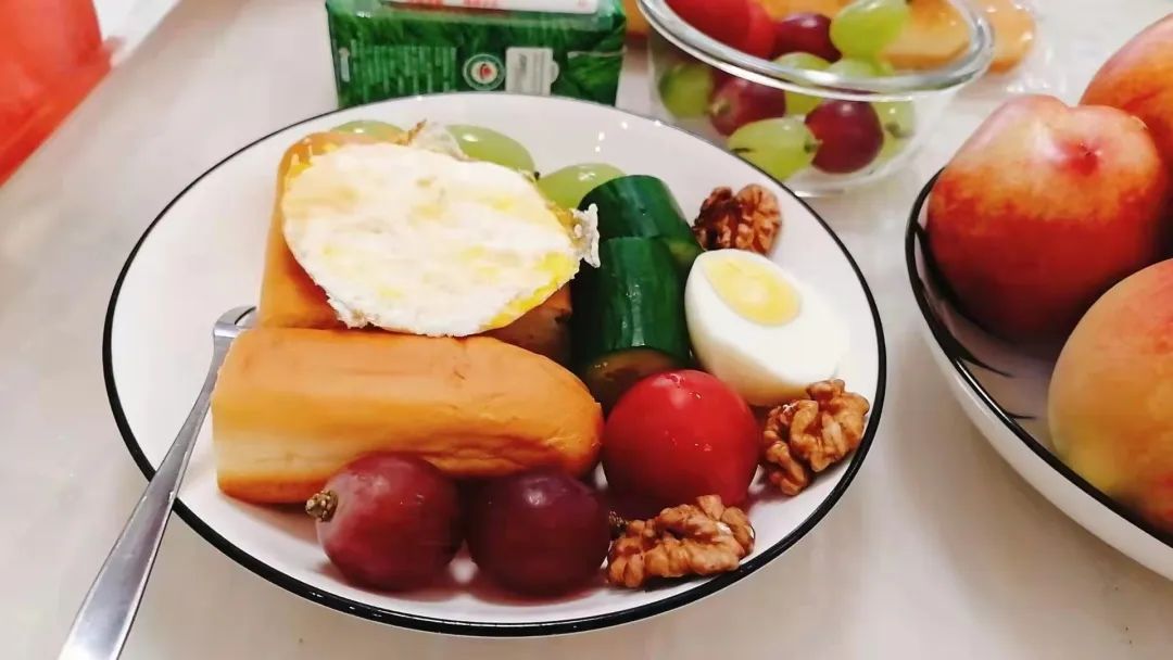 孩子用勺子喂饭不肯吃怎么办,孩子吃饭手不扶碗怎么改