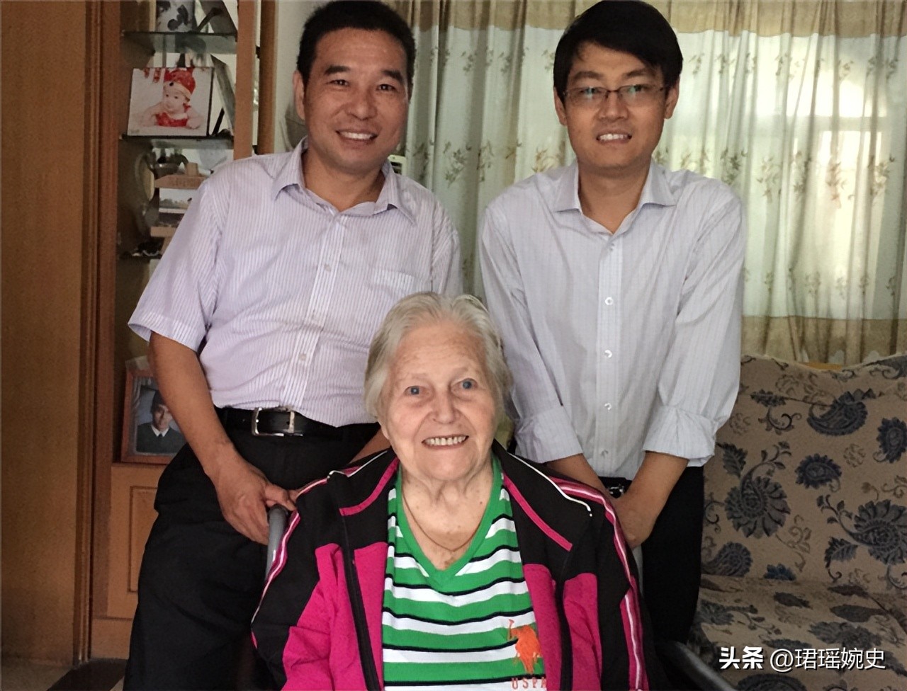 美国女子在中国当70年老师，总理特批绿卡，家里有面*旗国**不让人碰