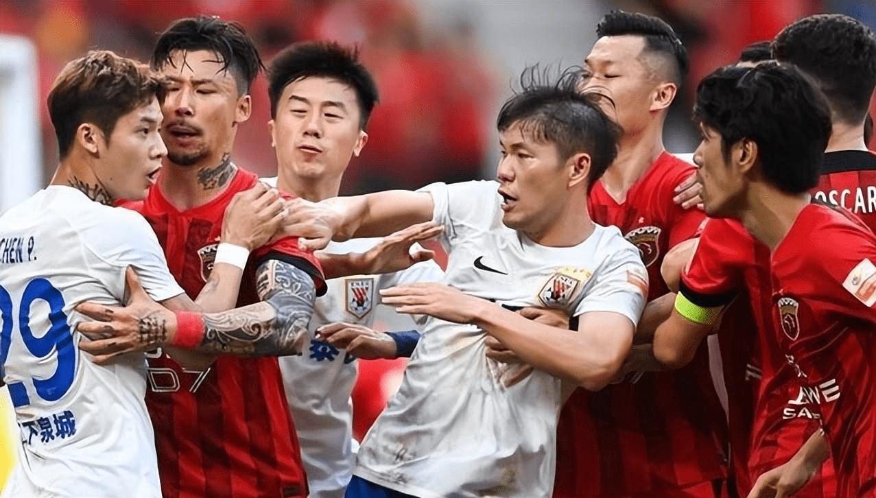 盘点中超足球几大惨案,中超赛场球迷再现不和谐一幕