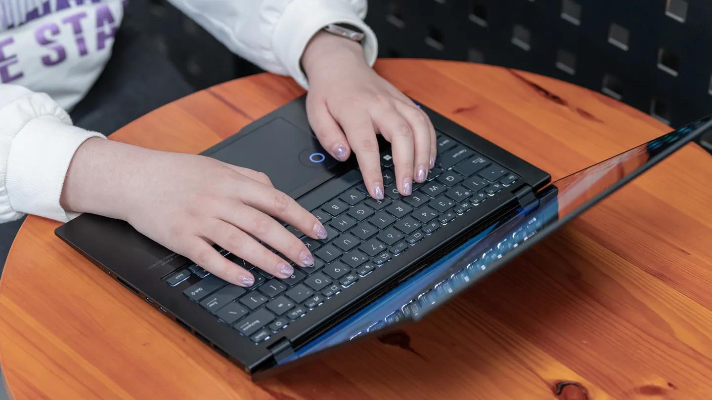 华硕灵耀pro14深度体验,高性能oled屏幕笔记本