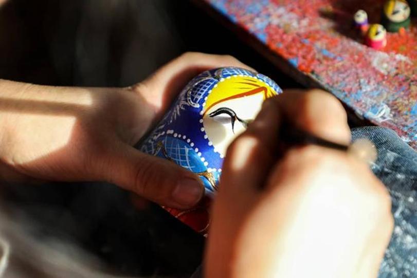 你在俄罗斯买的特产套娃，90%产自这个东北小镇