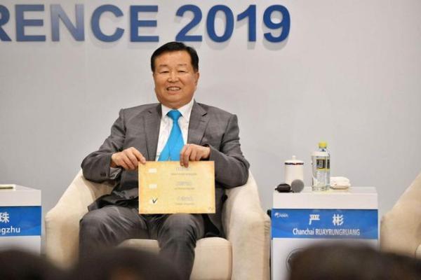 他靠卖红牛坐拥千亿庄园，曾靠*血卖**度日，年过花甲仍孤家寡人