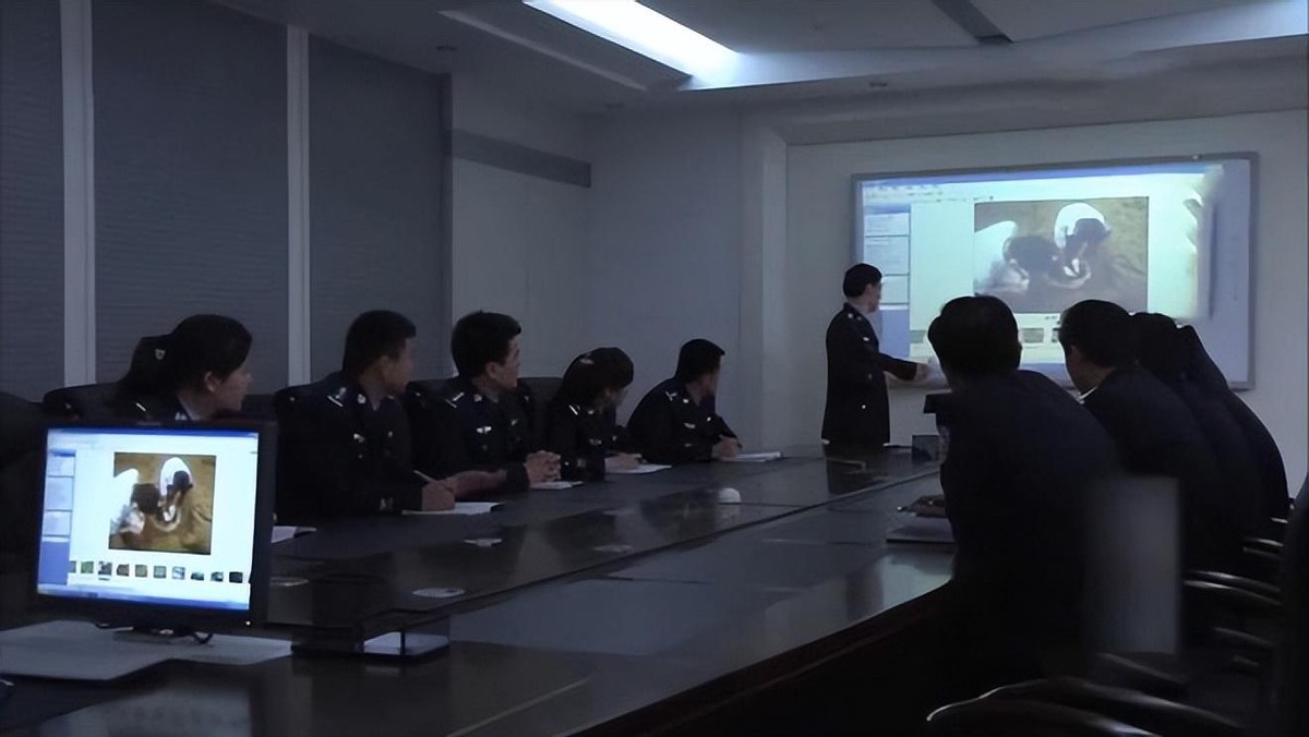 未成年街头暴打无辜妇女,火烧其阴部,被捕后:判不了我死刑!