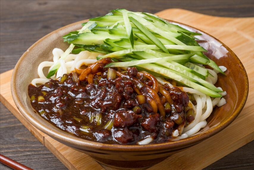 家常炸酱拌面的做法,爱吃面的请收藏教你炸酱面的做法