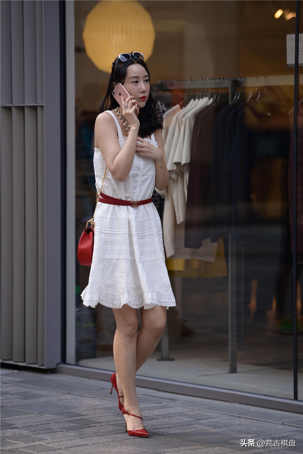 粉色尖头铆钉凉鞋怎么搭配裙子,低跟女士半包头凉鞋尖头配裙子