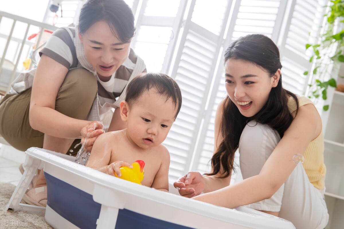 宝宝爱洗澡妈妈有妙招,宝宝洗澡哭闹怎么解决