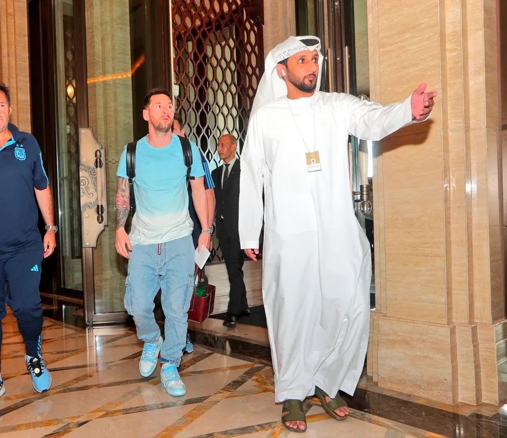 梅西夺冠后亲吻妻子,梅西夺冠亲吻爱妻