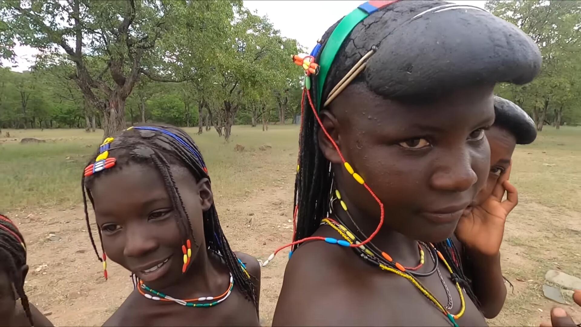 非洲神奇的部落，用牛粪做发型，偶遇不穿衣服的女孩