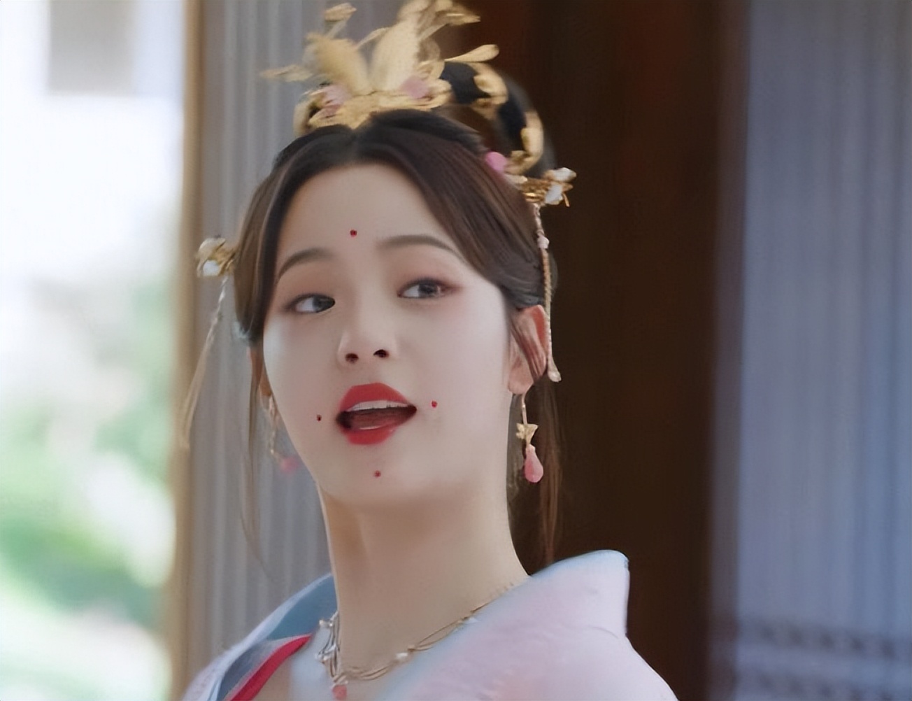 那些扮丑年轻却美若天仙女明星,曾经被嫌弃长得丑的女星