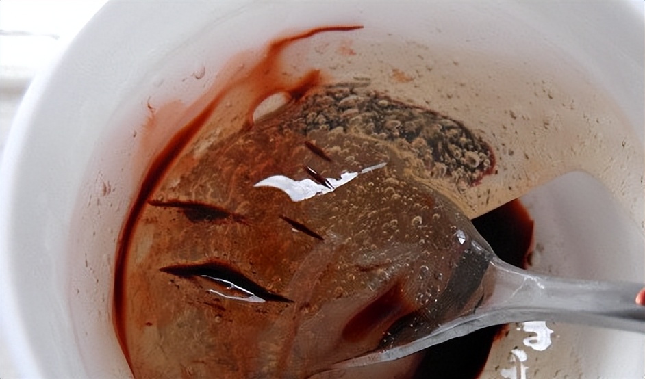 女子自制红酒面膜，美容变毁容