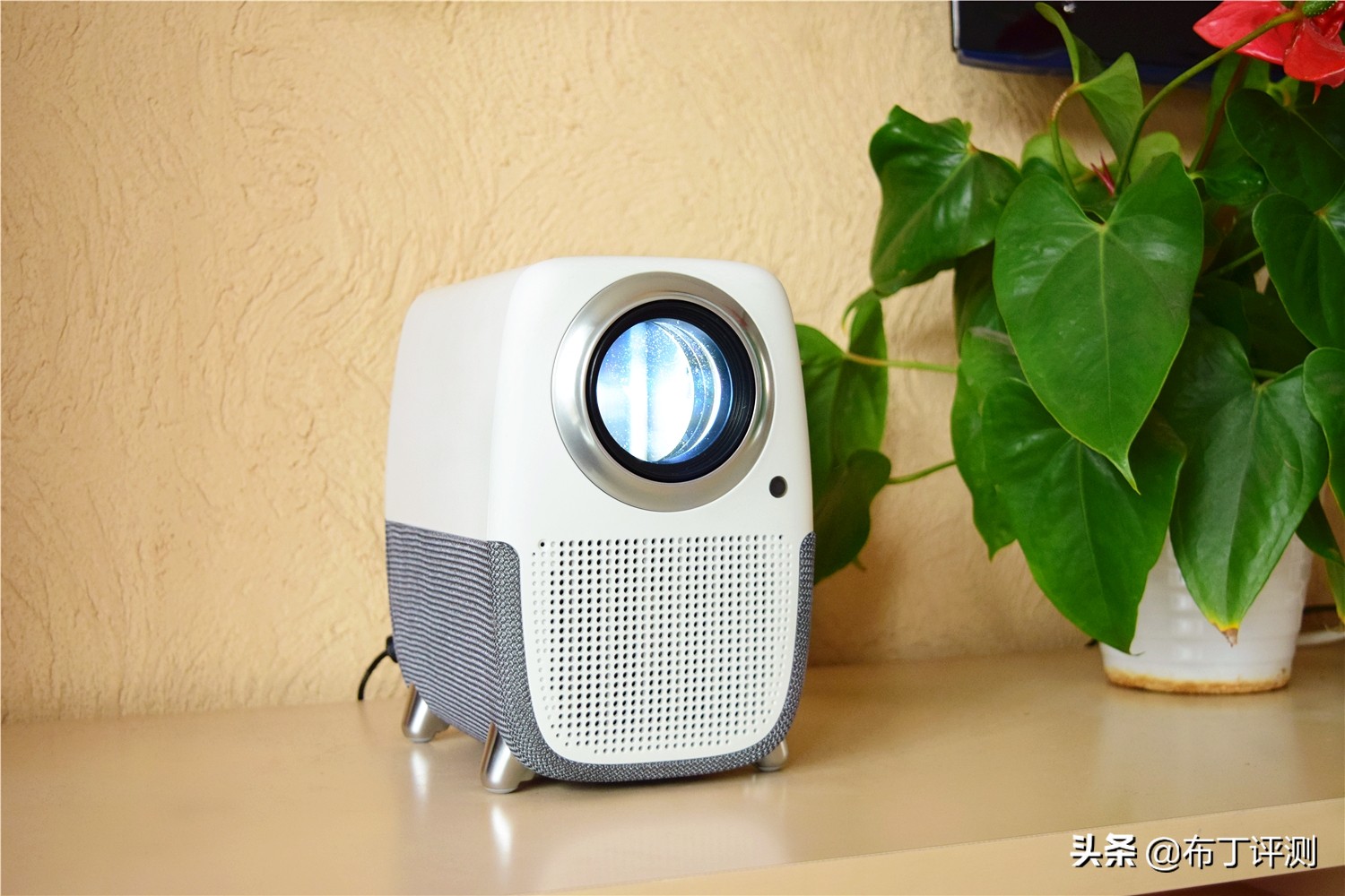 买大屏电视机还是买智能投影,投影机和液晶电视哪个比较实用