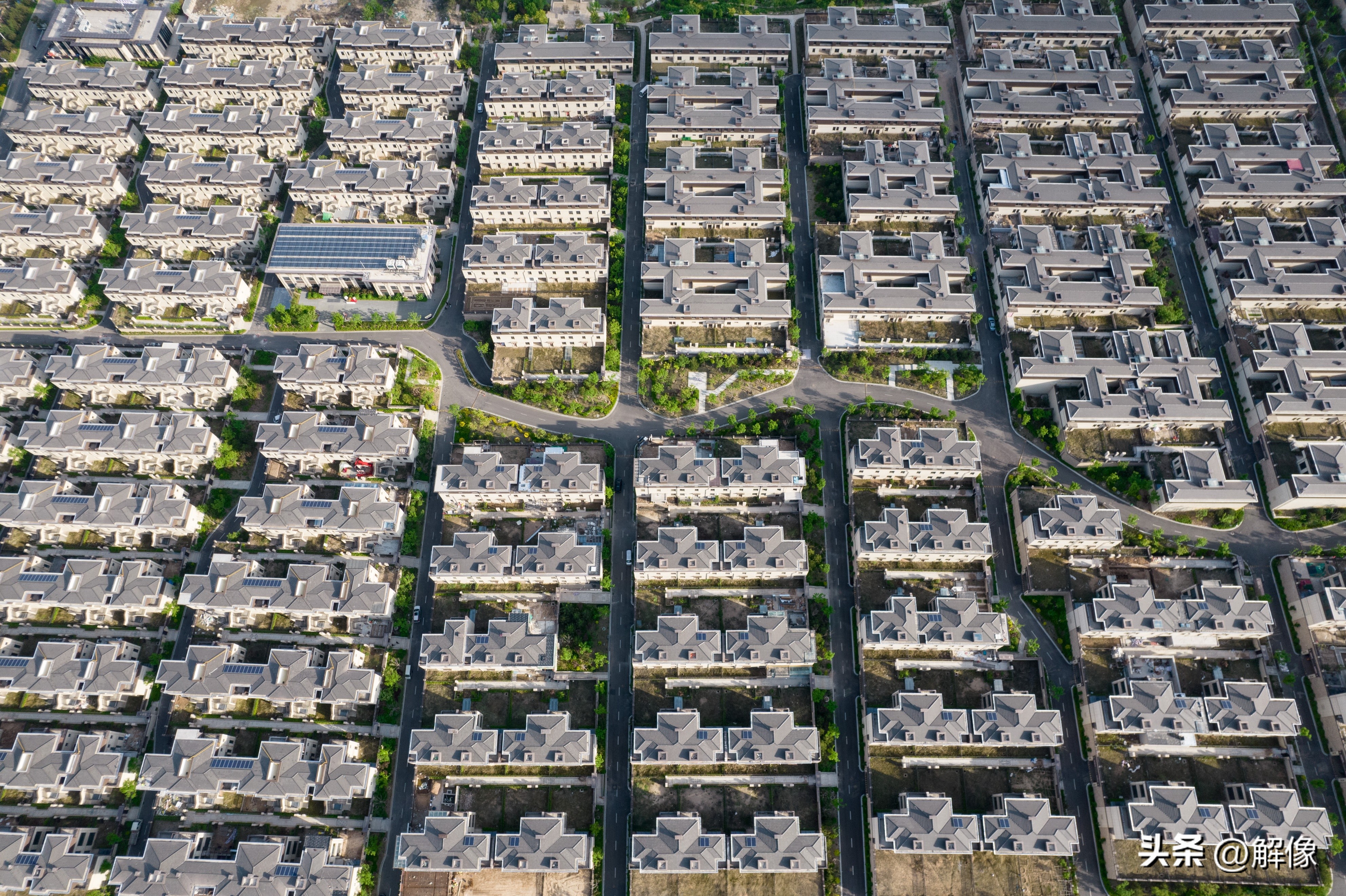 在太原泉域一级保护区的森林公园内，有一座大型别墅群！