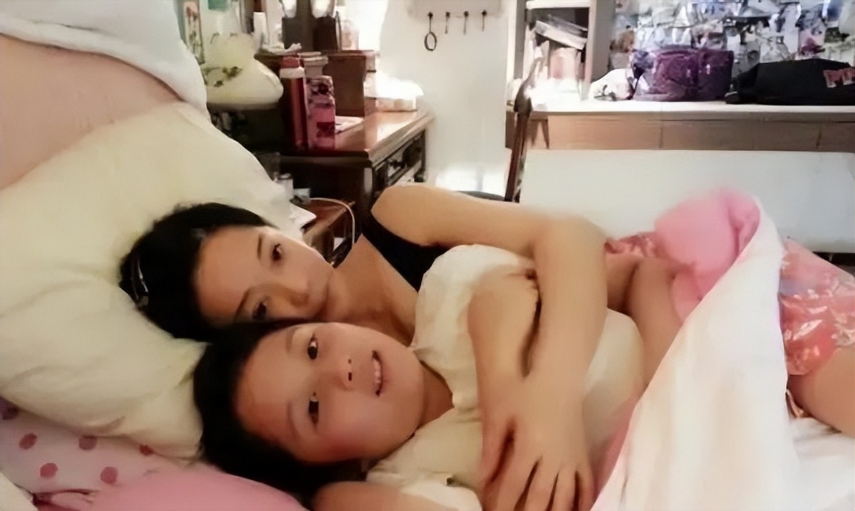 儿子帮妈妈按摩肩颈,儿子帮妈妈按摩背部