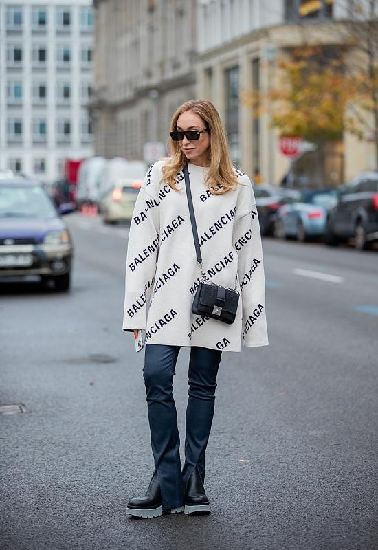 德国柏林的女人好时髦，超级简单的卫衣，依旧能穿出酷炫感