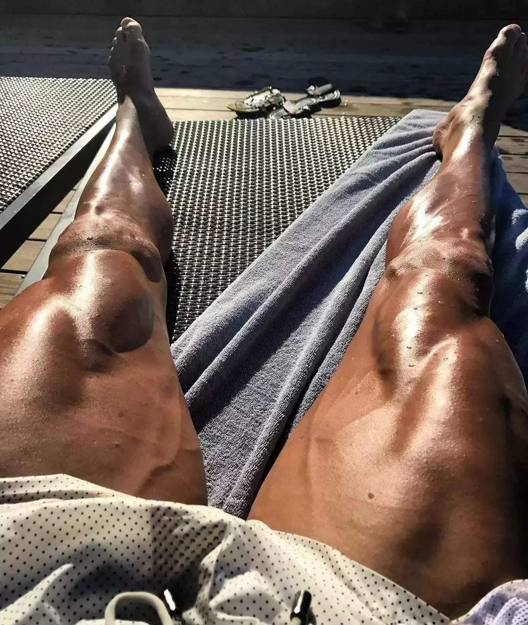 c罗自律和坚持训练的短视频,c罗向世人展现了他的大腿肌肉