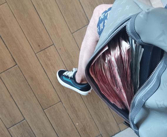 新买的板鞋质量好吗,新买的板鞋气味很重质量好吗