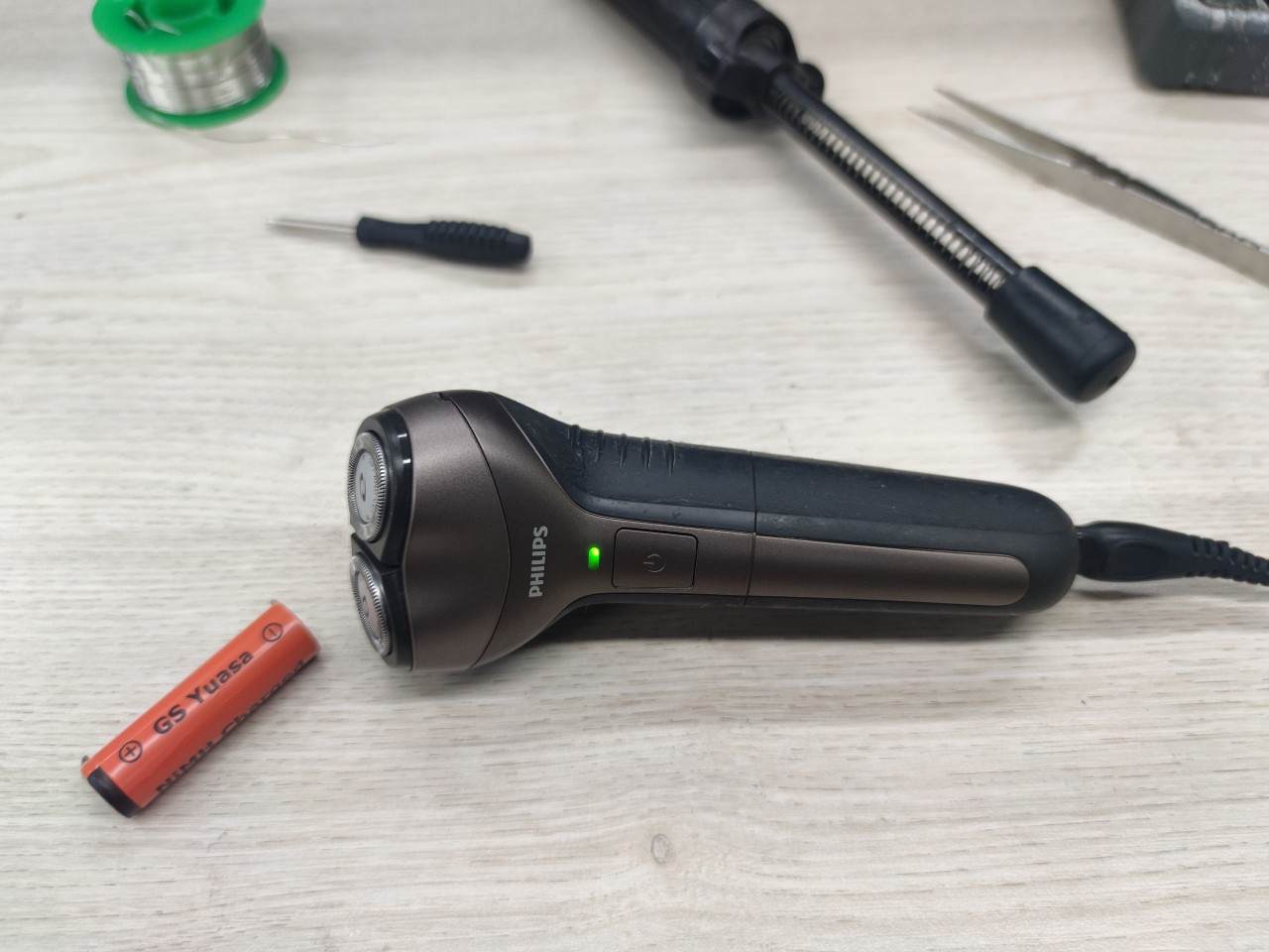 飞利浦剃须刀s2009更换电池教程,20年前的剃须刀换了电池