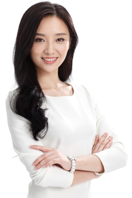 拖拉机前美女在地下趴着路沟里挎子翻了团长正往外爬。发生什么了