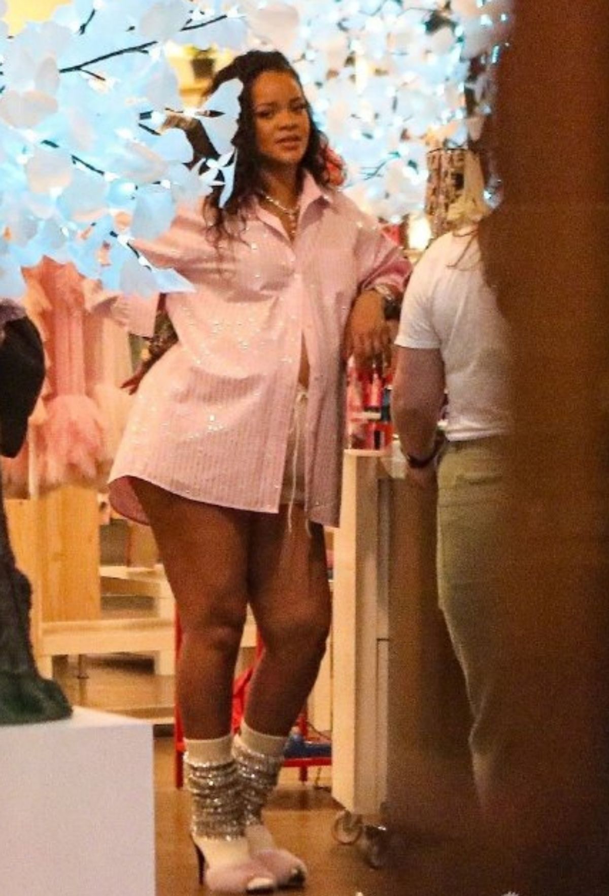 蕾哈娜买衣服视频,蕾哈娜逛街买童装被拍