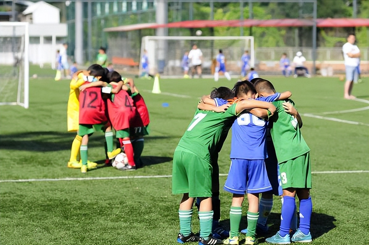 中日韩同为东亚人种，目前足球水平差距这么大，为什么？