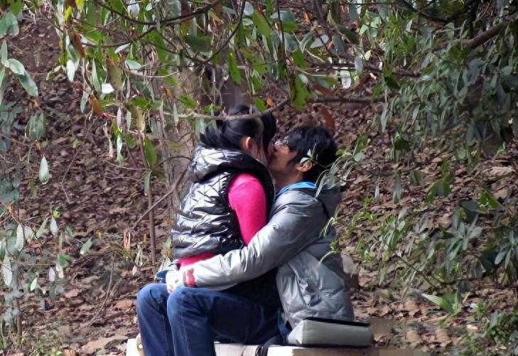 男子和妻子嬉戏打闹,男子和妻子打闹不料摔倒