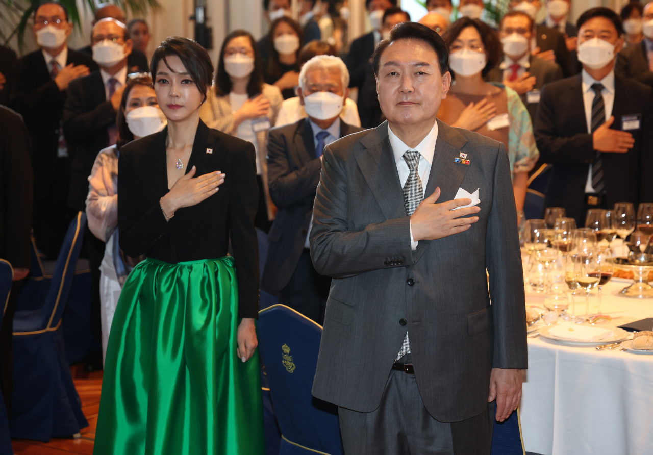 站在太太团角落的韩国夫人成小透明？换成绿裙风光了，女主脸太美