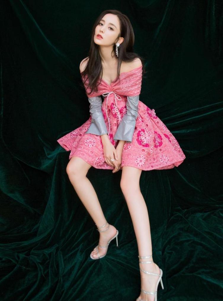 娜扎款紧身牛仔裤穿搭,娜扎喇叭裤搭配