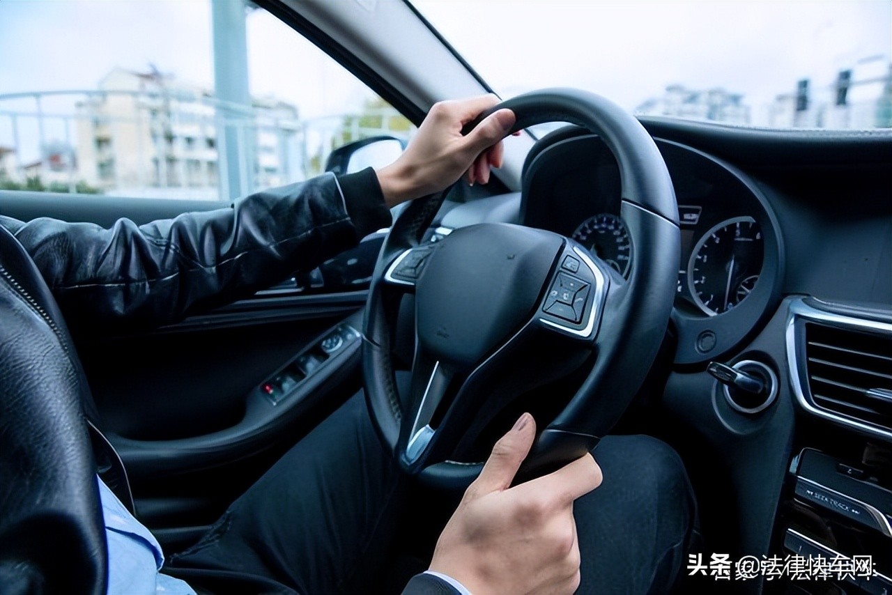 男子不顾女友劝阻酒驾飙车判了吗,男子女友吵架飙车炸街被抓