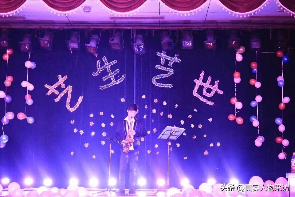 我，单位全是女生，就我一个男的，擅长唱歌跳舞，领导把我当个宝