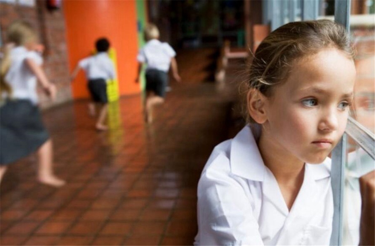 孩子在学校被孤立但社交又很好,孩子在学校交不到朋友怎么回事