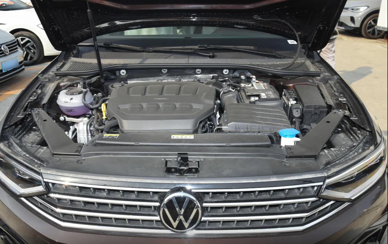 大众迈腾和凯美瑞2.5,大众迈腾330对比丰田凯美瑞2.0双擎