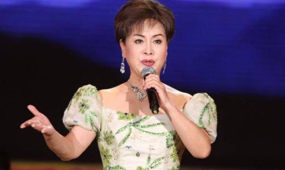 73岁李谷一全家近照曝光,73岁的李谷一全家近照曝光