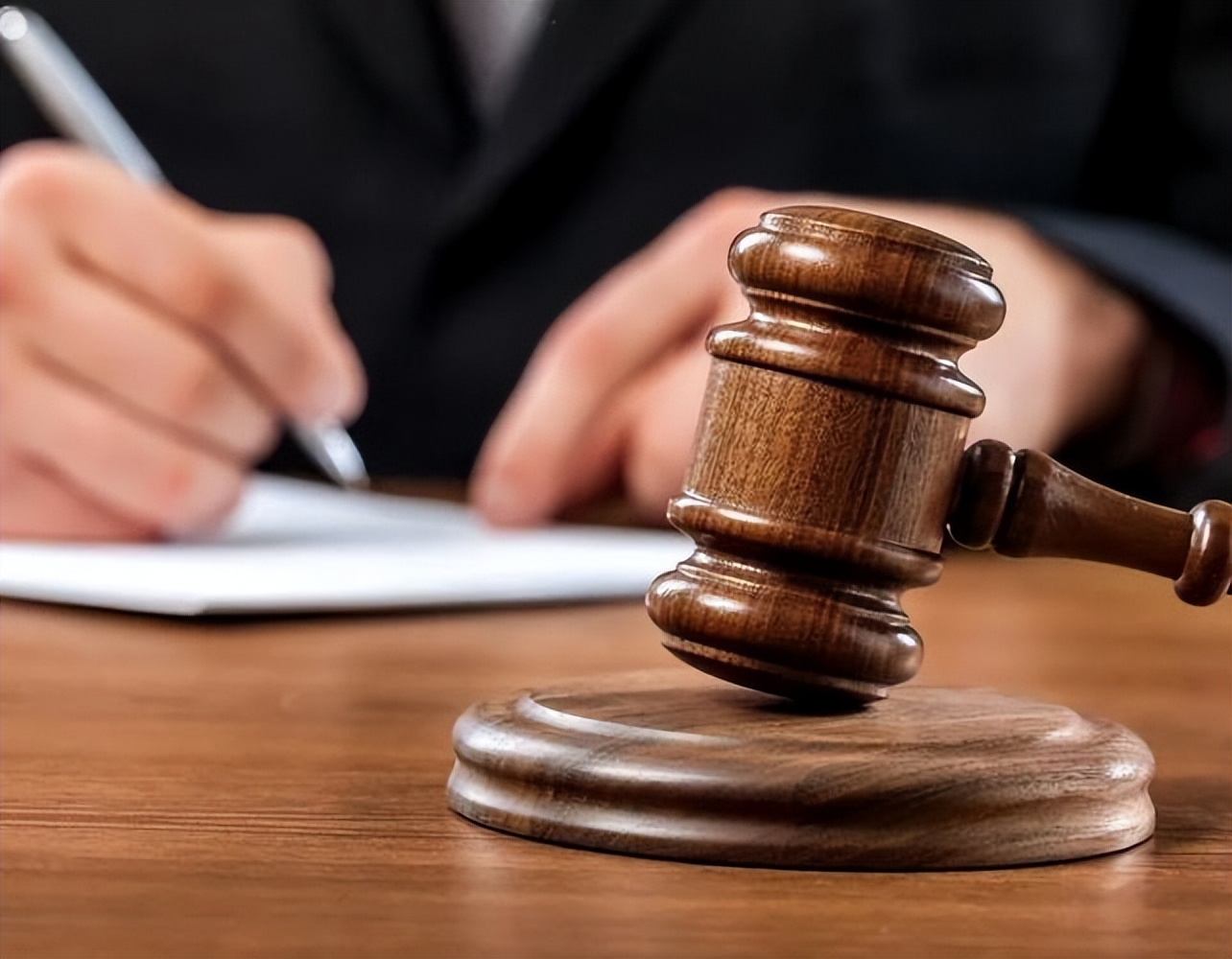 08年，29岁华裔女作家遭15岁男孩侵犯，对方却反咬称：她先*引勾**的