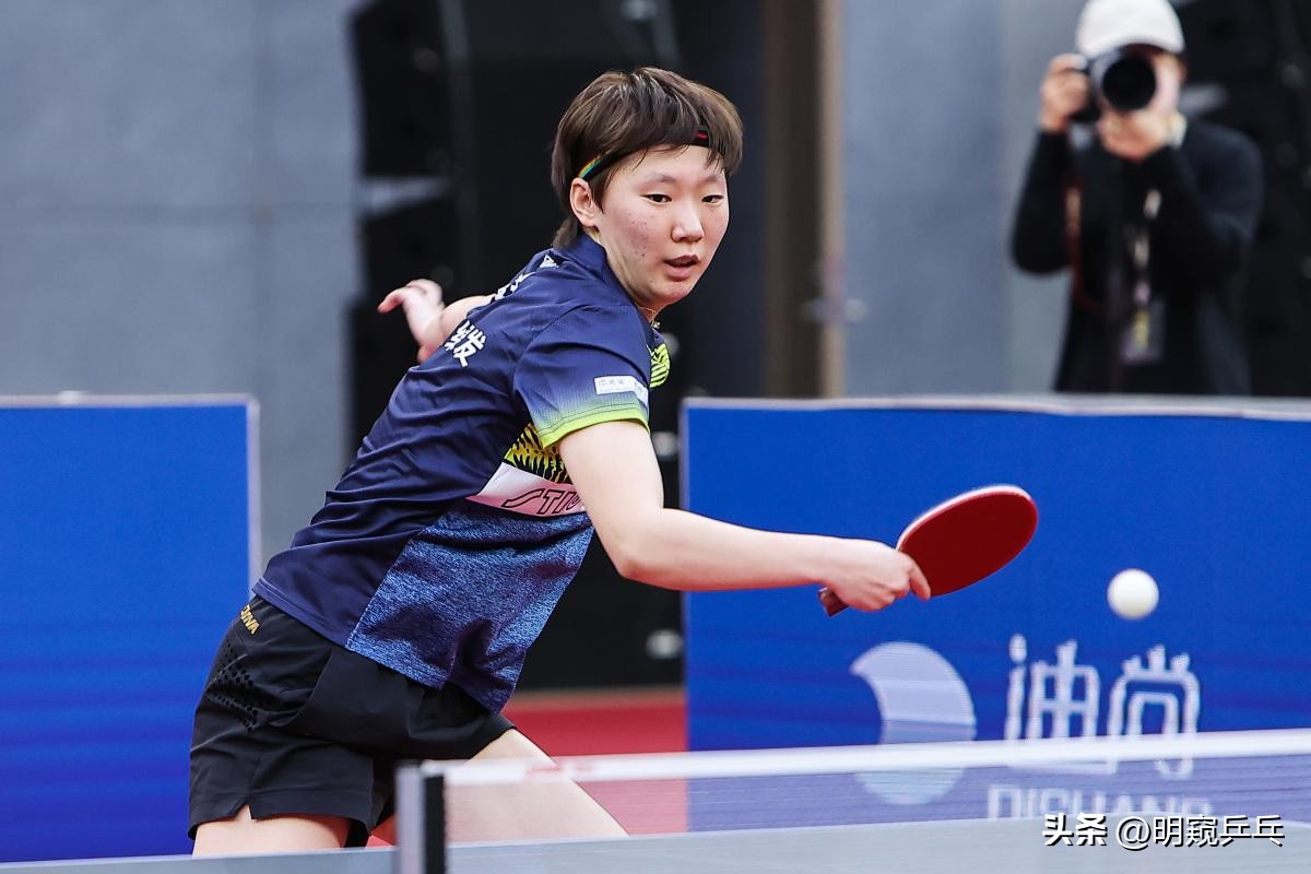 孙颖莎王曼昱同款卫衣,孙颖莎王曼昱李宁羽绒服合影