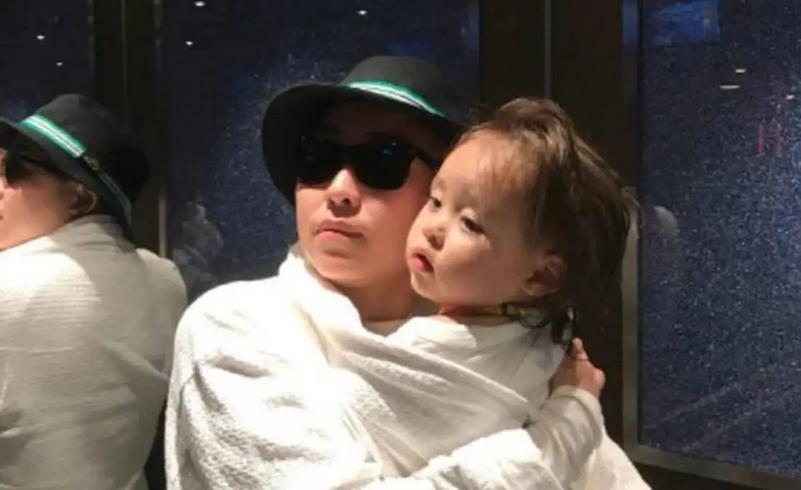 化妆品女ceo赴美生五国混血,赴美生下5国混血女儿